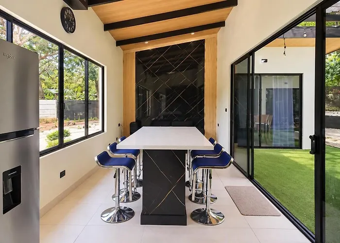 Villa Golden Waves House *